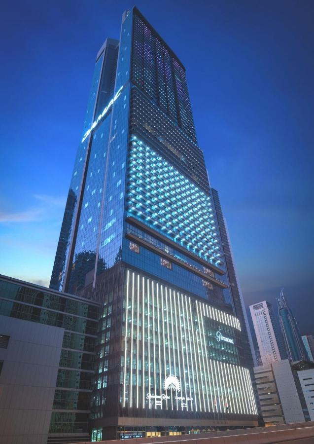 โรงแรมพาราเมาท์ มิดทาวน์ ดูไบ ภายนอก รูปภาพ The hotel at night