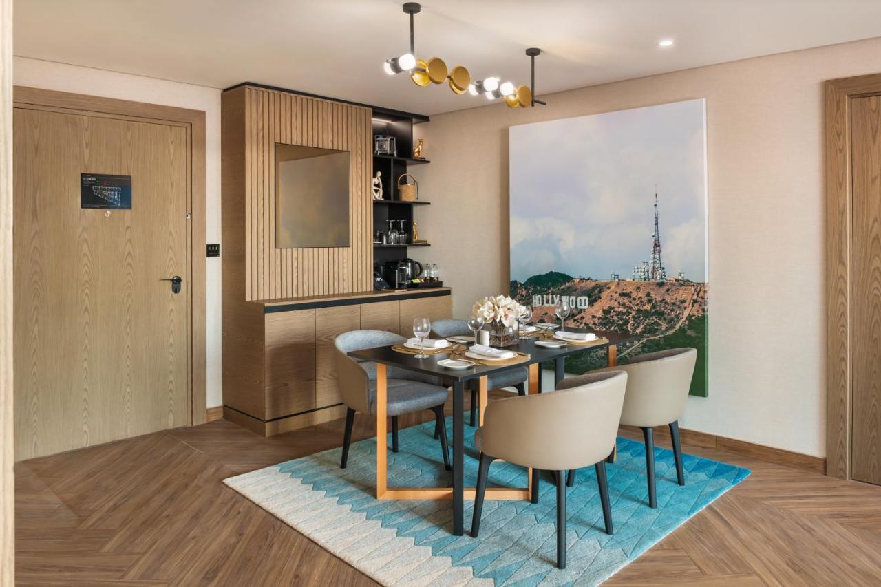 โรงแรมพาราเมาท์ มิดทาวน์ ดูไบ ภายนอก รูปภาพ A dining room