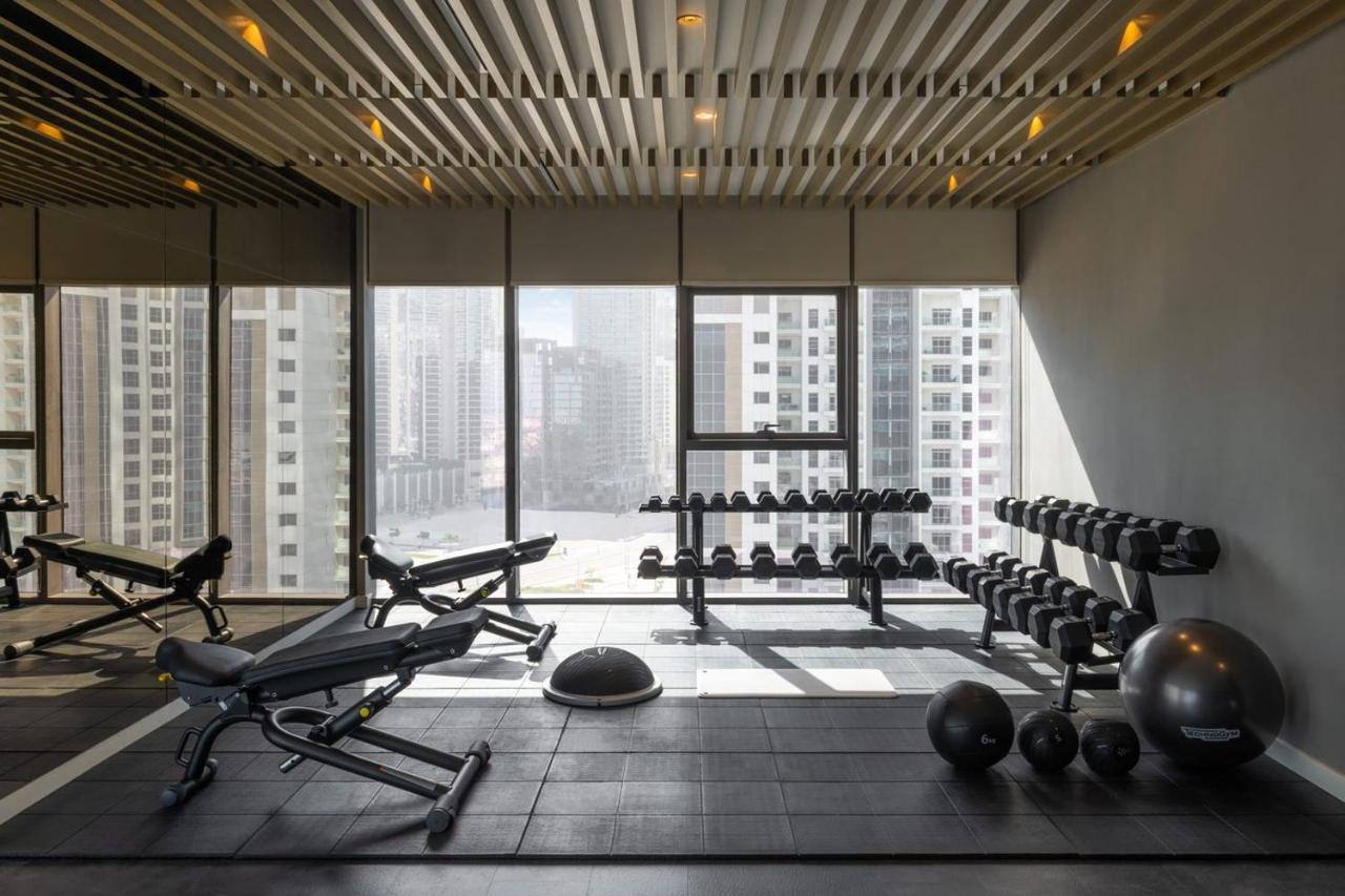 โรงแรมพาราเมาท์ มิดทาวน์ ดูไบ ภายนอก รูปภาพ The gym at the hotel