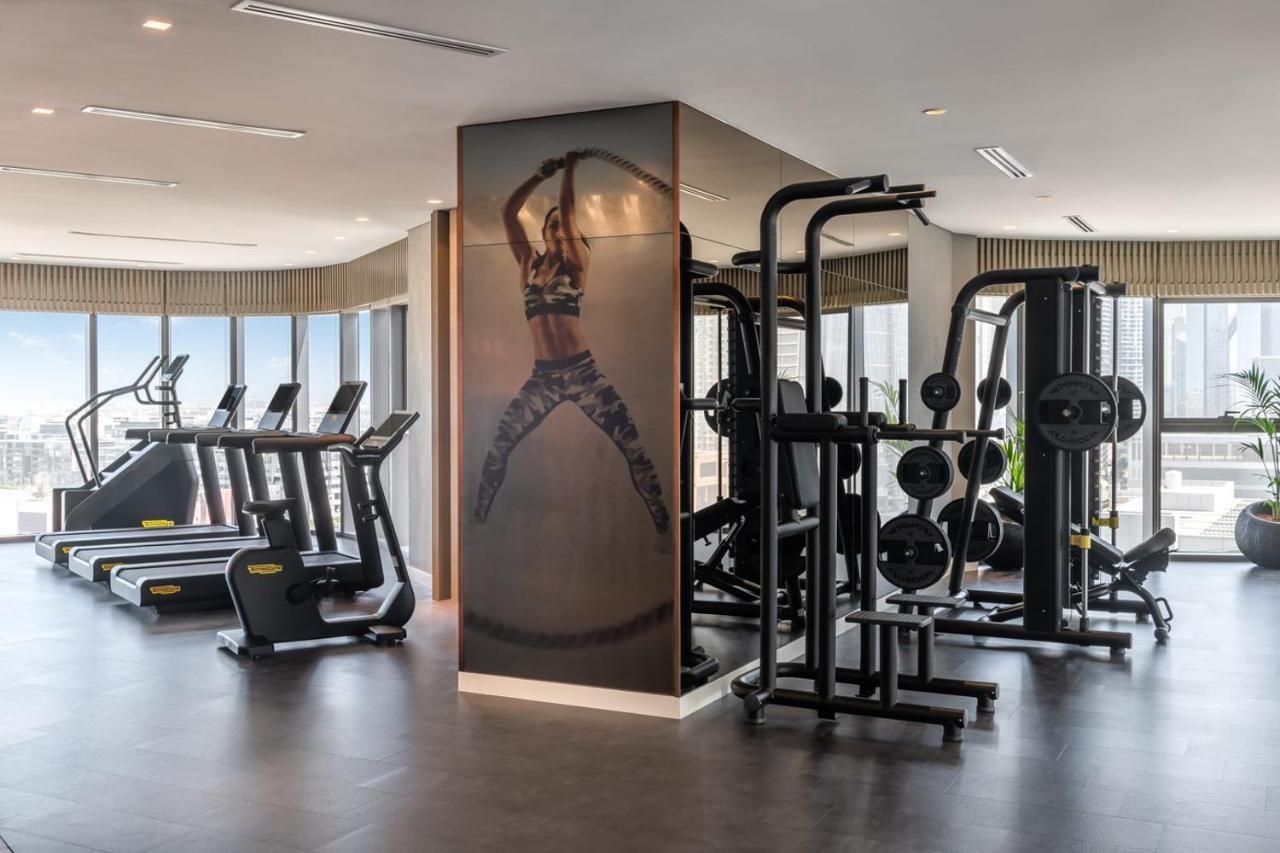 โรงแรมพาราเมาท์ มิดทาวน์ ดูไบ ภายนอก รูปภาพ The gym at the hotel