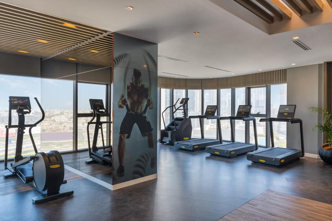 โรงแรมพาราเมาท์ มิดทาวน์ ดูไบ ภายนอก รูปภาพ The gym at the hotel