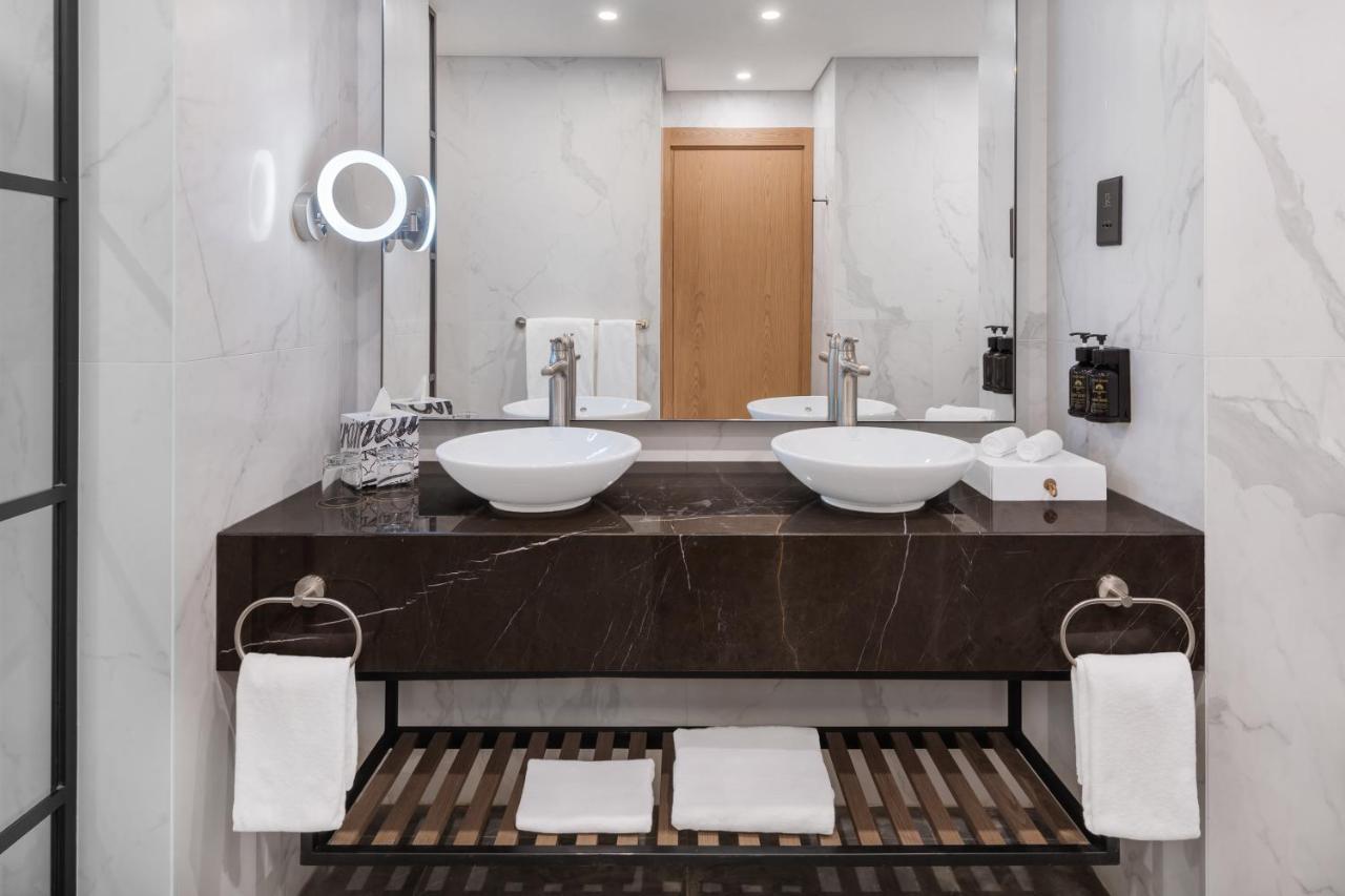 โรงแรมพาราเมาท์ มิดทาวน์ ดูไบ ภายนอก รูปภาพ Bathroom