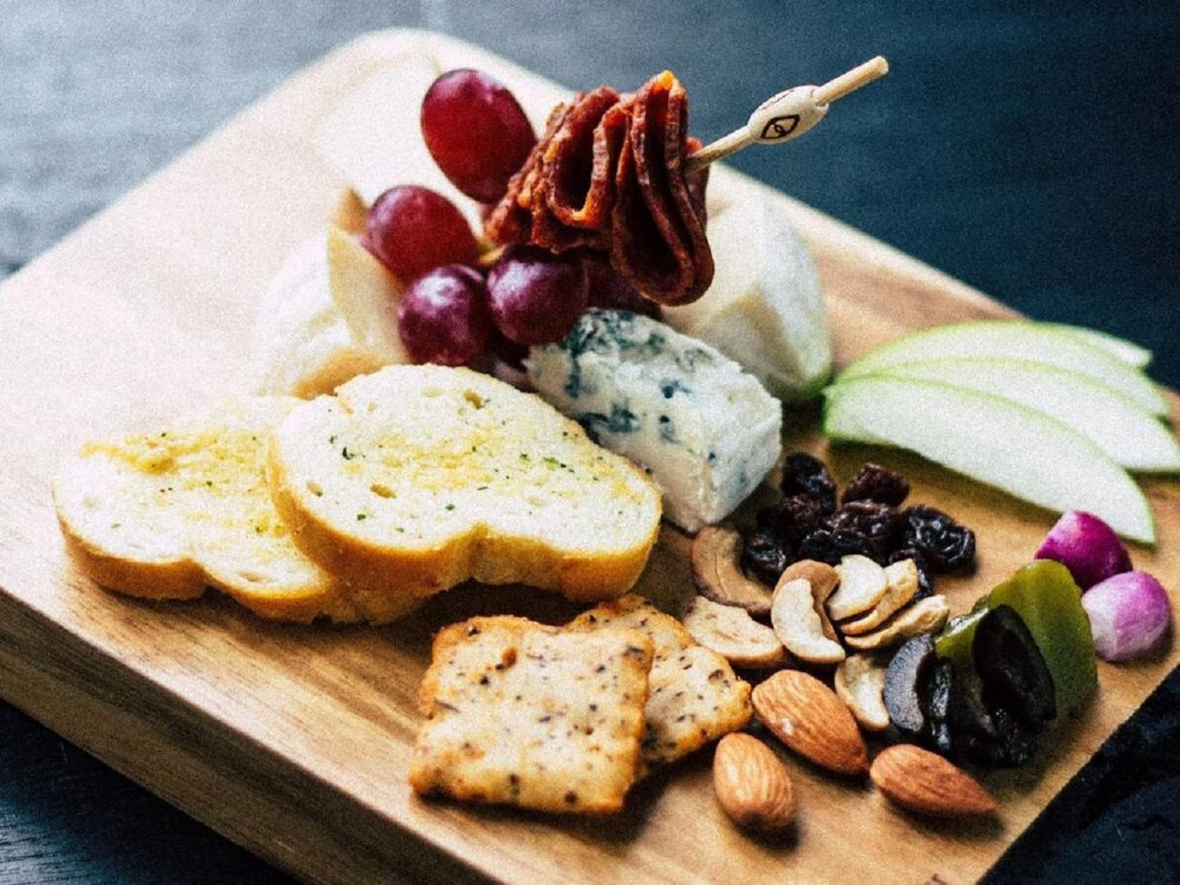 โรงแรมพาราเมาท์ มิดทาวน์ ดูไบ ภายนอก รูปภาพ A cheese board with crackers, fruit, nuts and dried meat